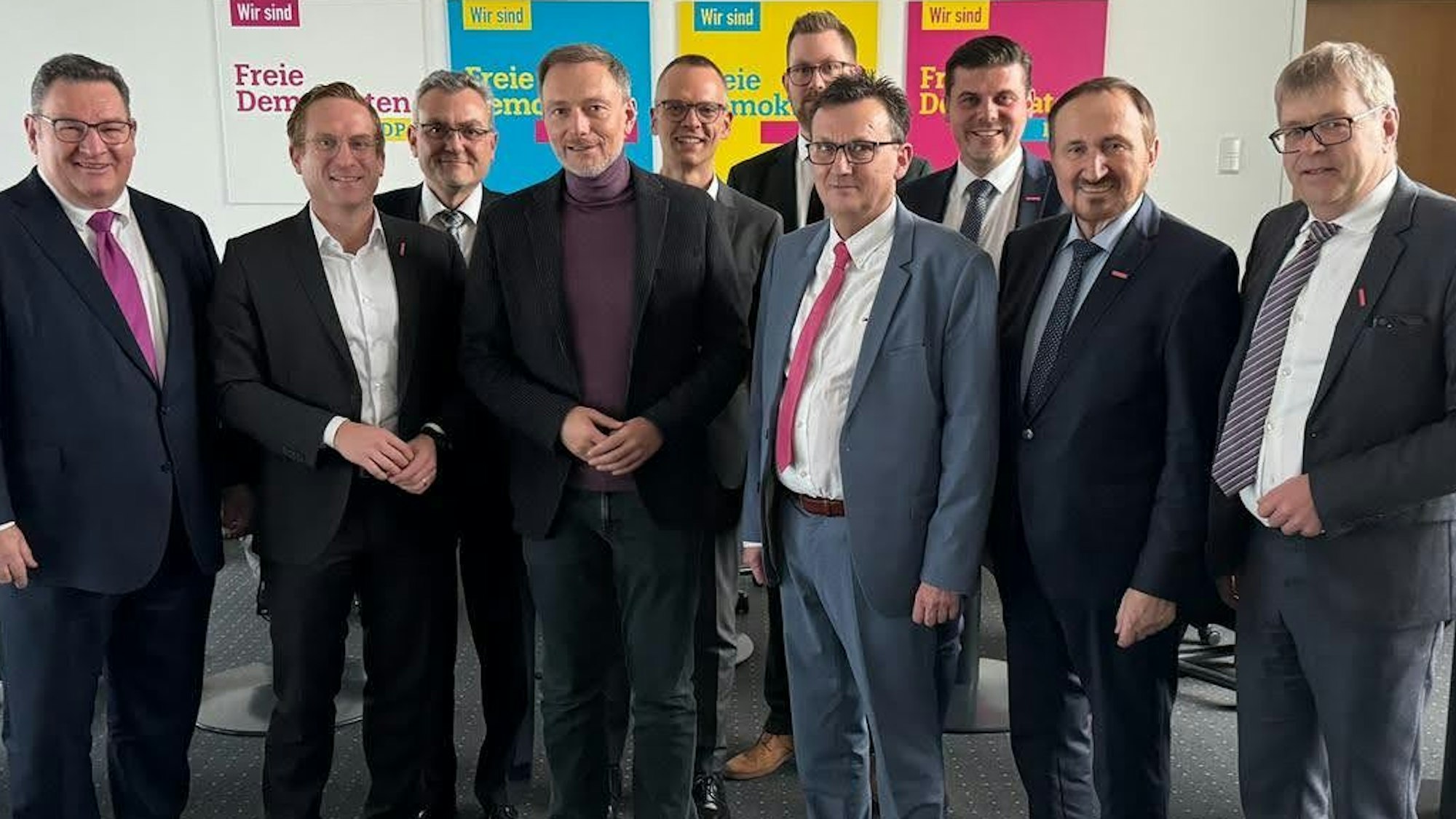 Auf dem Bild sind Vertreter aus der Politik und dem Handwerk zu sehen.