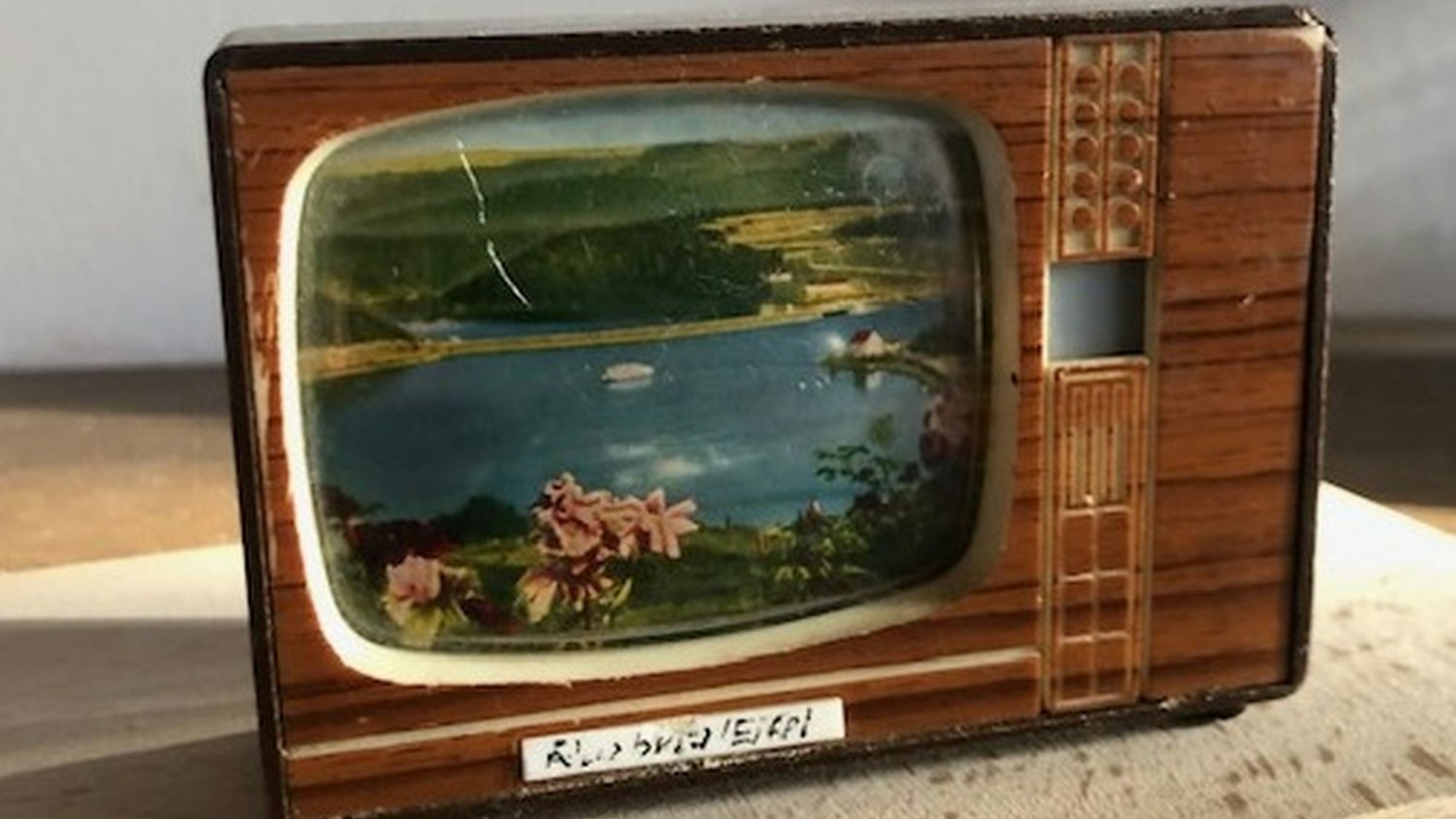 Mitbringsel vom Rursee in Form eines kleinen Fernsehapparats.