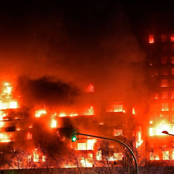 Flammen zerstören ein Hochhaus in der spanischen Großstadt Valencia. Nach Angaben des Rettungsdienstes brach das Feuer in einer Wohnung im vierten Stock aus und breitete sich rasend schnell aus.