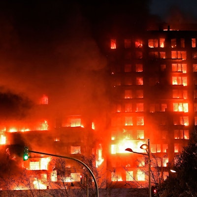 Flammen zerstören ein Hochhaus in der spanischen Großstadt Valencia. Nach Angaben des Rettungsdienstes brach das Feuer in einer Wohnung im vierten Stock aus und breitete sich rasend schnell aus.