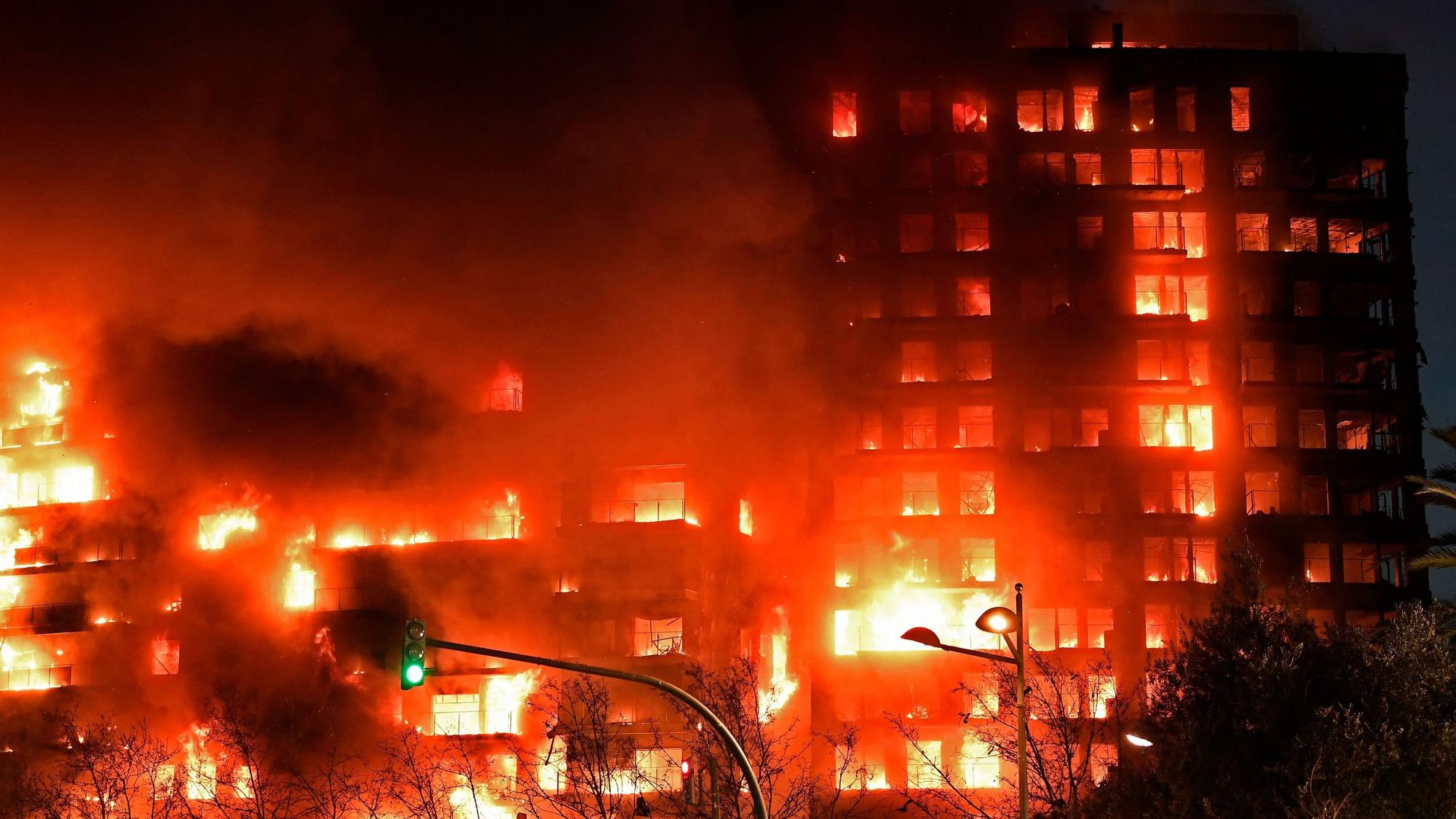 Flammen zerstören ein Hochhaus in der spanischen Großstadt Valencia. Nach Angaben des Rettungsdienstes brach das Feuer in einer Wohnung im vierten Stock aus und breitete sich rasend schnell aus.