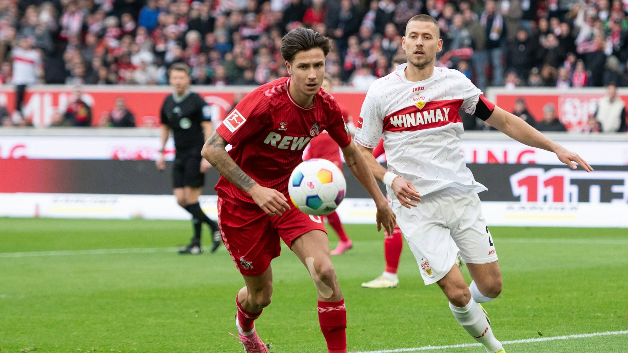 Denis Huseinbašić im Zweikampf mit Waldemar Anton vom VfB Stuttgart.