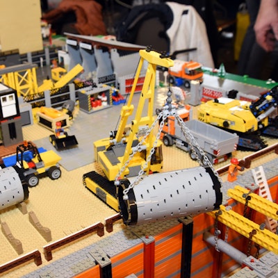 Auch eine Großbaustelle haben die acht Modellbauerinnen und Modellbauer aus ganz Nordrhein-Westfalen im Naturerlebnispark Panarbora aufgestellt. Gefertigt sind diese Dioramen aus tausenden kunterbunter Klemmbausteine.