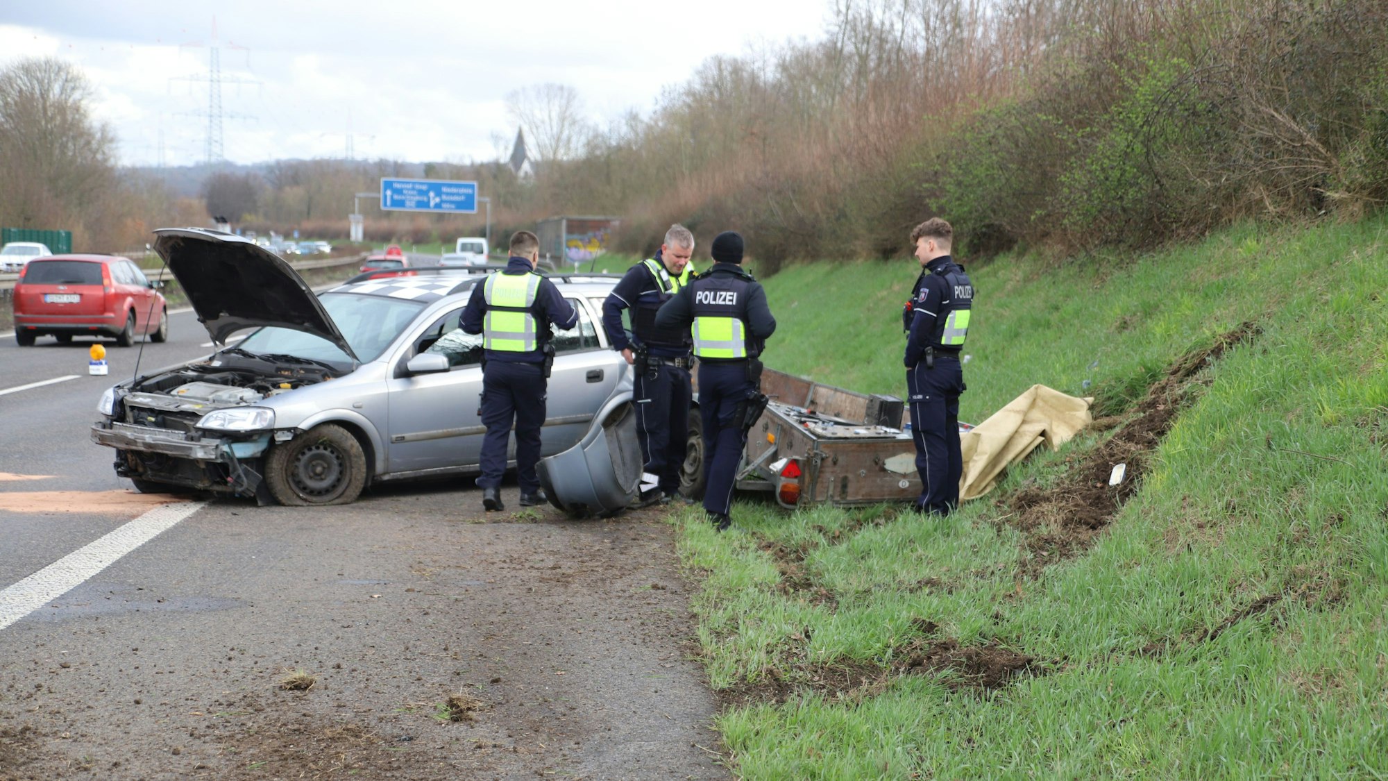 Ein 35 Jahre alter Autofahrer aus Eitorf verlor auf der A 560 die Kontrolle über sein Gespann, das in die Böschung rutschte.