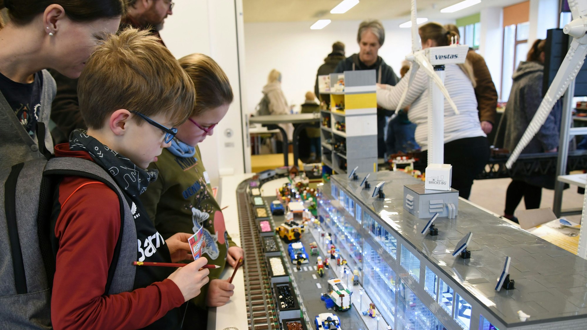 Der Bensberger Markus Galeski hat im Naturerlebnispark Panarbora sogar den eigenen Arbeitsplatz im Miniaturformat aufgebaut: Die Fabrik bewundern Anton, Elisa und Daniela Schneider aus Waldbröl.