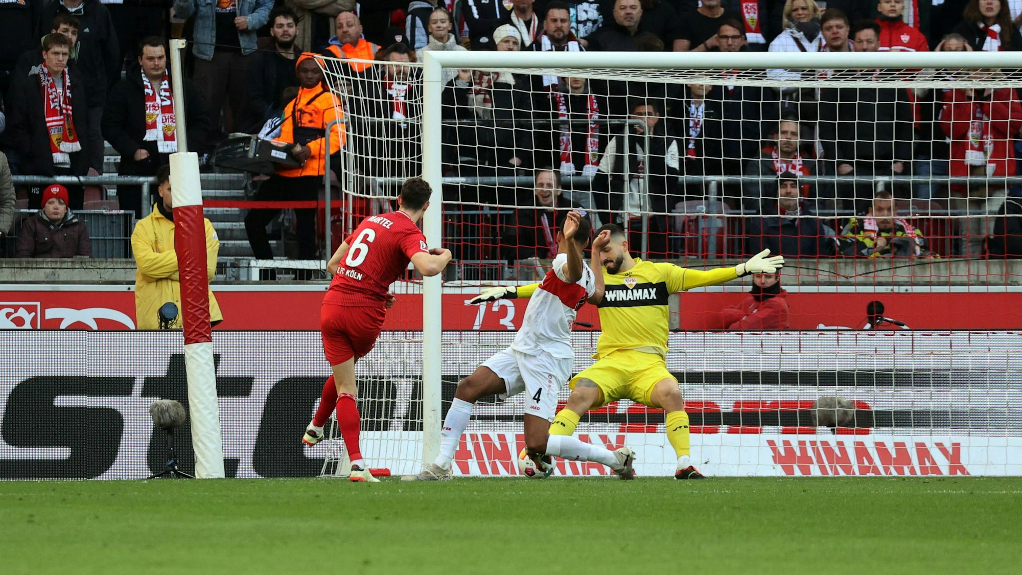 24.02.24 VfB Stuttgart - 1. FC Köln Deutschland, Stuttgart, 24.02.2024, Fussball, Bundesliga, VfB Stuttgart - 1. FC Köln: v.l. Eric Martel 1. FC Köln, Josha Vagnoman, Fabian Bredlow beide VfB Stuttgart Tor 1:1 Martel.