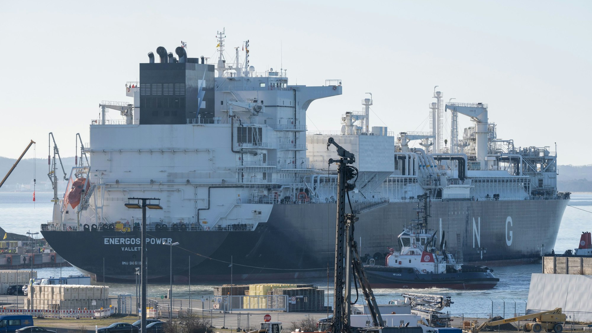 Ein für Rügen als schwimmendes Terminal für Flüssigerdgas (LNG) gedachtes Spezialschiff hat den Hafen Mukran erreicht.