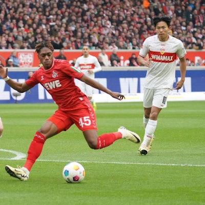 BStartelfdebüt: FC-Angreifer Justin Diehl (r.) im Duell mit dem Stuttgarter Anthony Rouault.