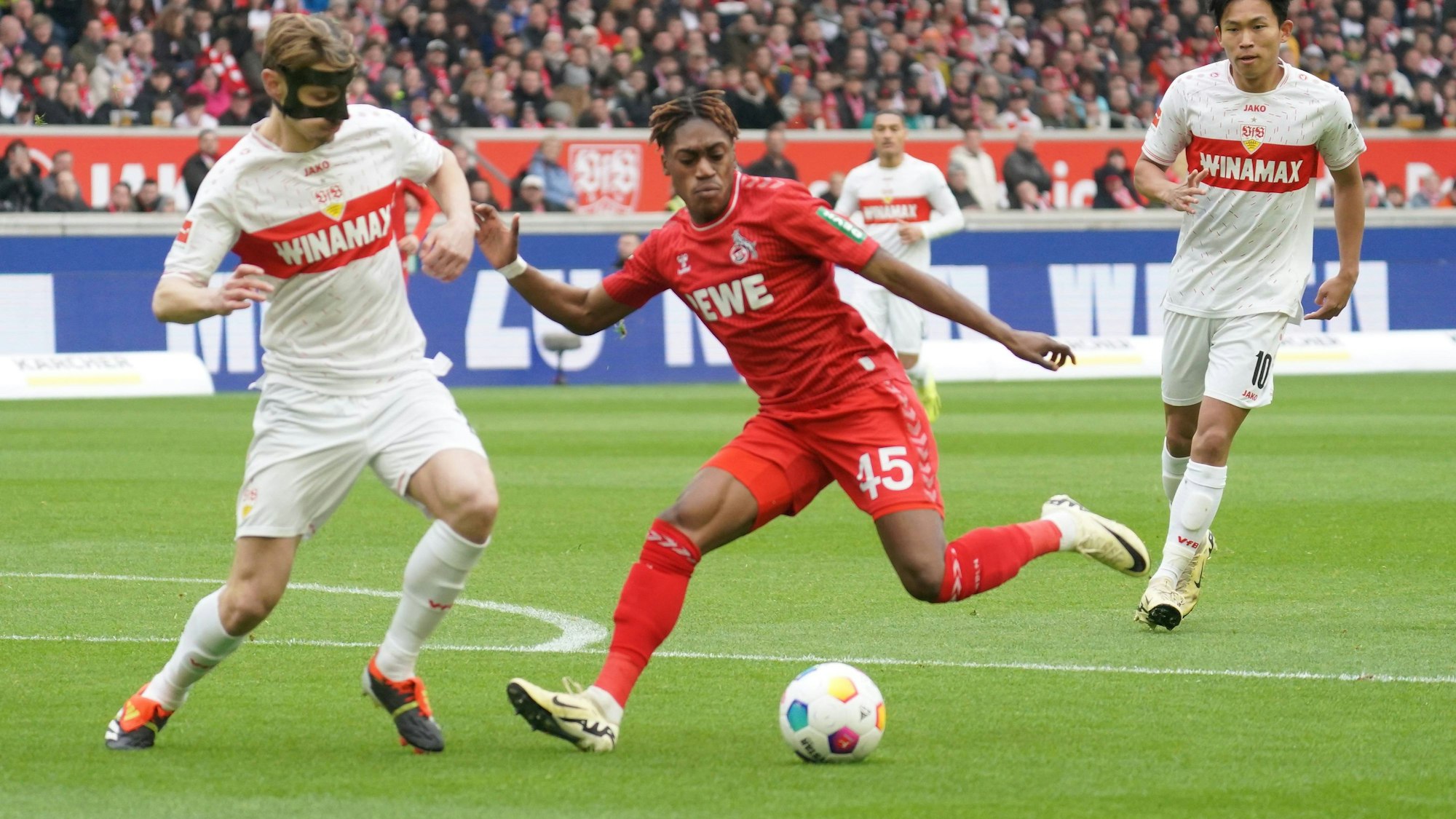 BStartelfdebüt: FC-Angreifer Justin Diehl (r.) im Duell mit dem Stuttgarter Anthony Rouault.