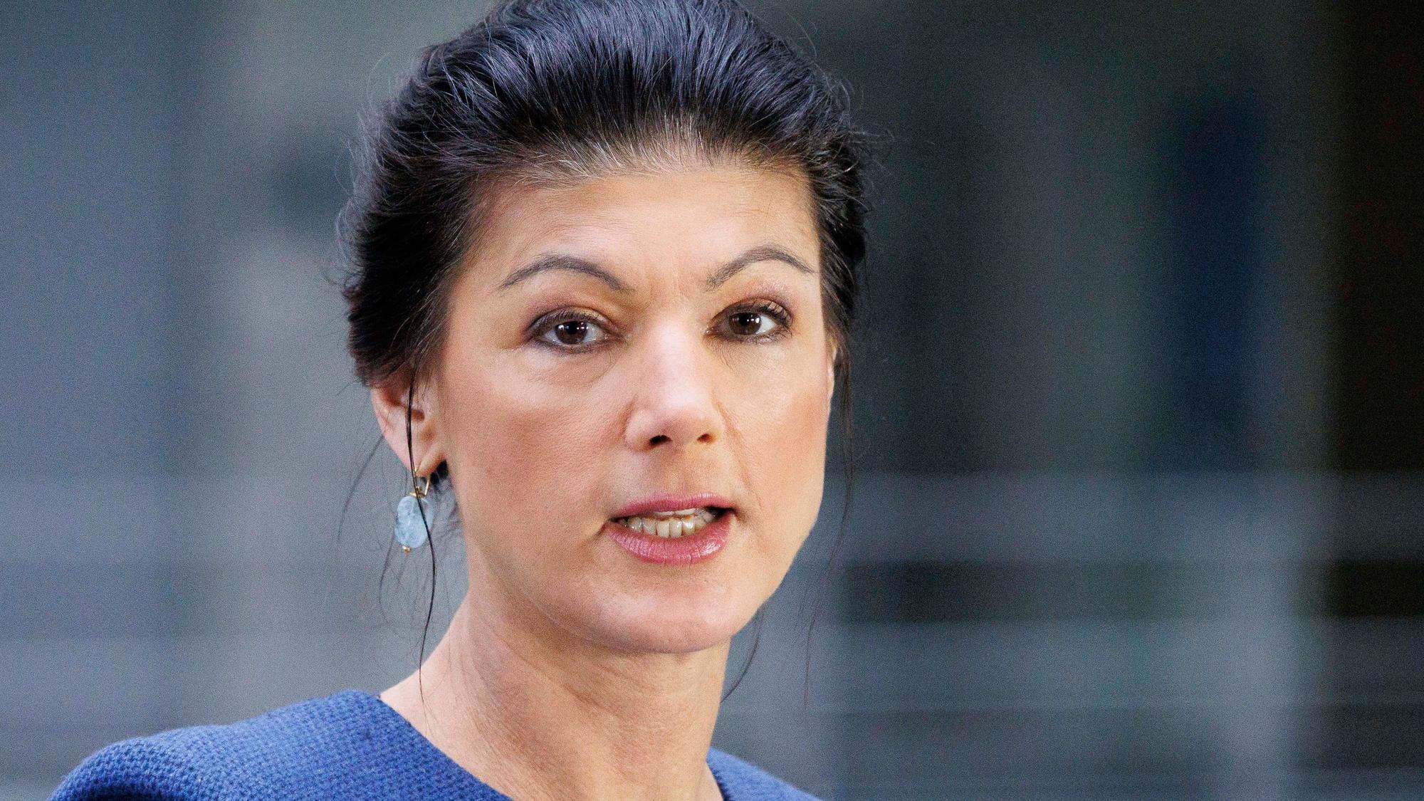 BSW-Politikerin Sahra Wagenknecht bei einem Pressestatement. An neuerlichen Aussagen von Wagenknecht zu Russland und der Ukraine gibt es scharfe Kritik. (Archivbild)