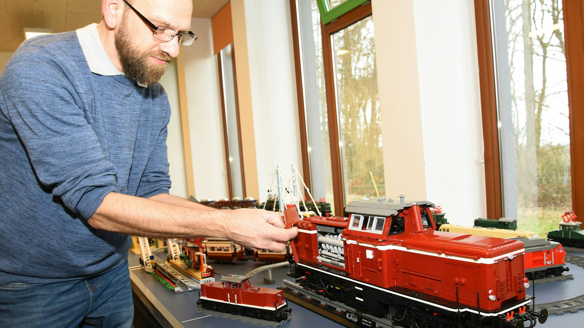 Markus Galeski aus Bergisch Gladbach-Bensberg hat die Klemmbaustein-Ausstellung organisiert. Seine Diesellok der Deutschen Bahn aus der Baureihe V100 zählt fast 6000 Bausteine.