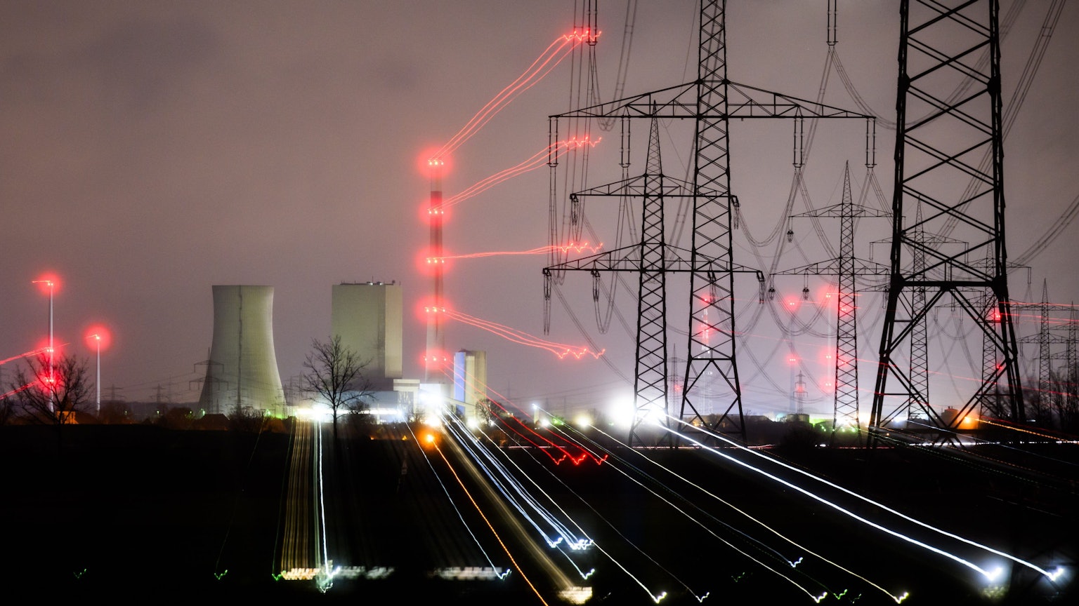 Rote Lampen leuchten rund um das Kohlekraftwerk Mehrum.