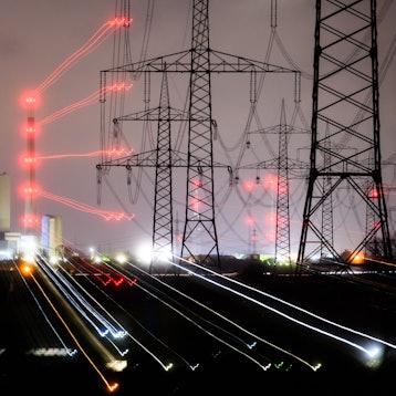 Rote Lampen leuchten rund um das Kohlekraftwerk Mehrum.