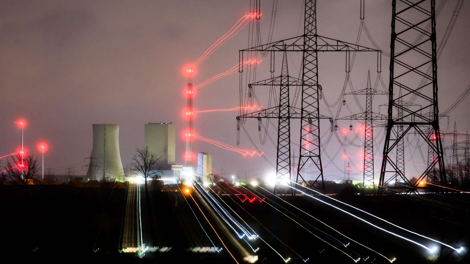 Rote Lampen leuchten rund um das Kohlekraftwerk Mehrum.