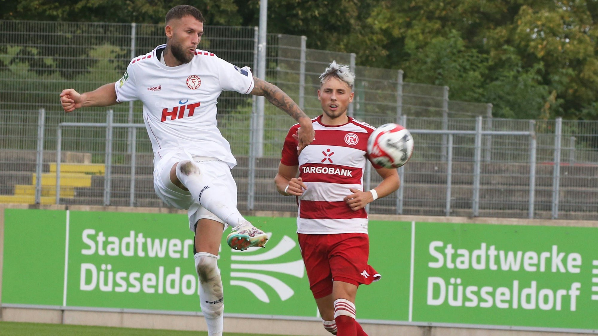 Regionallioga West, Saison 2023 - 2024, 9. Spieltag, 30.09.2023, Fortuna Düsseldorf U 23 - Fortuna Köln -- Dominik Lanius Fortuna Köln/ links und Jona Niemiec Düsseldorf U 23 *** Regionallioga West, season 2023 2024, 9 matchday, 30 09 2023, Fortuna Düsseldorf U 23 Fortuna Köln Dominik Lanius Fortuna Köln left and Jona Niemiec Düsseldorf U 23