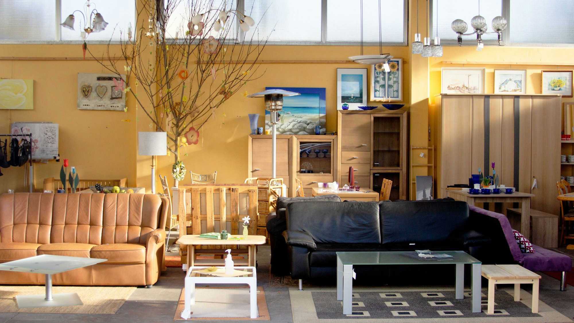 Im Sozialkaufhaus der Awo in Siegburg warten unter anderem gebrauchte Möbel auf neue Besitzer.