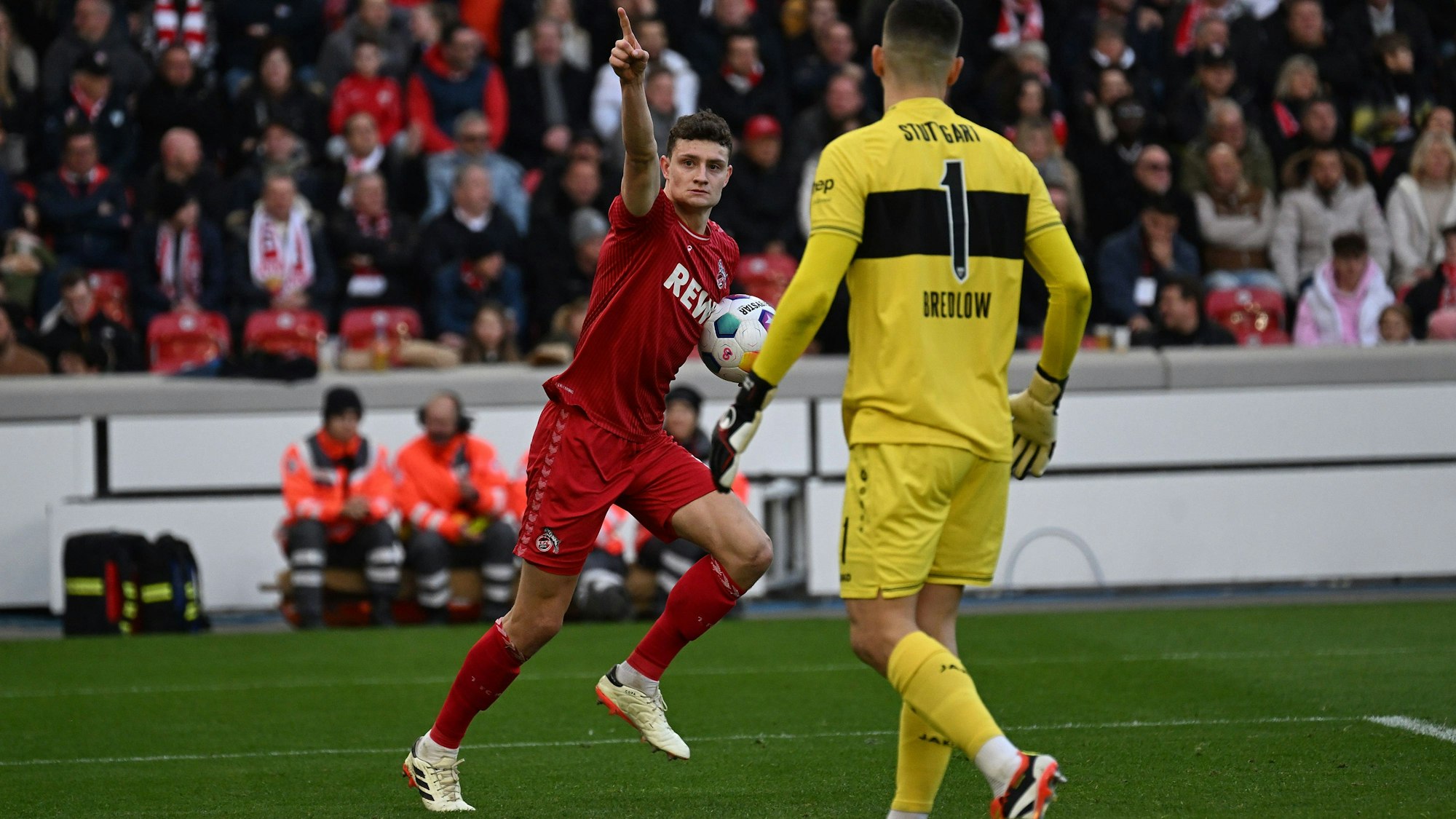 Eric Martel bejubelt seinen Treffer zum 1:1 in Stuttgart und grüßt die mitgereisten FC-Fans.