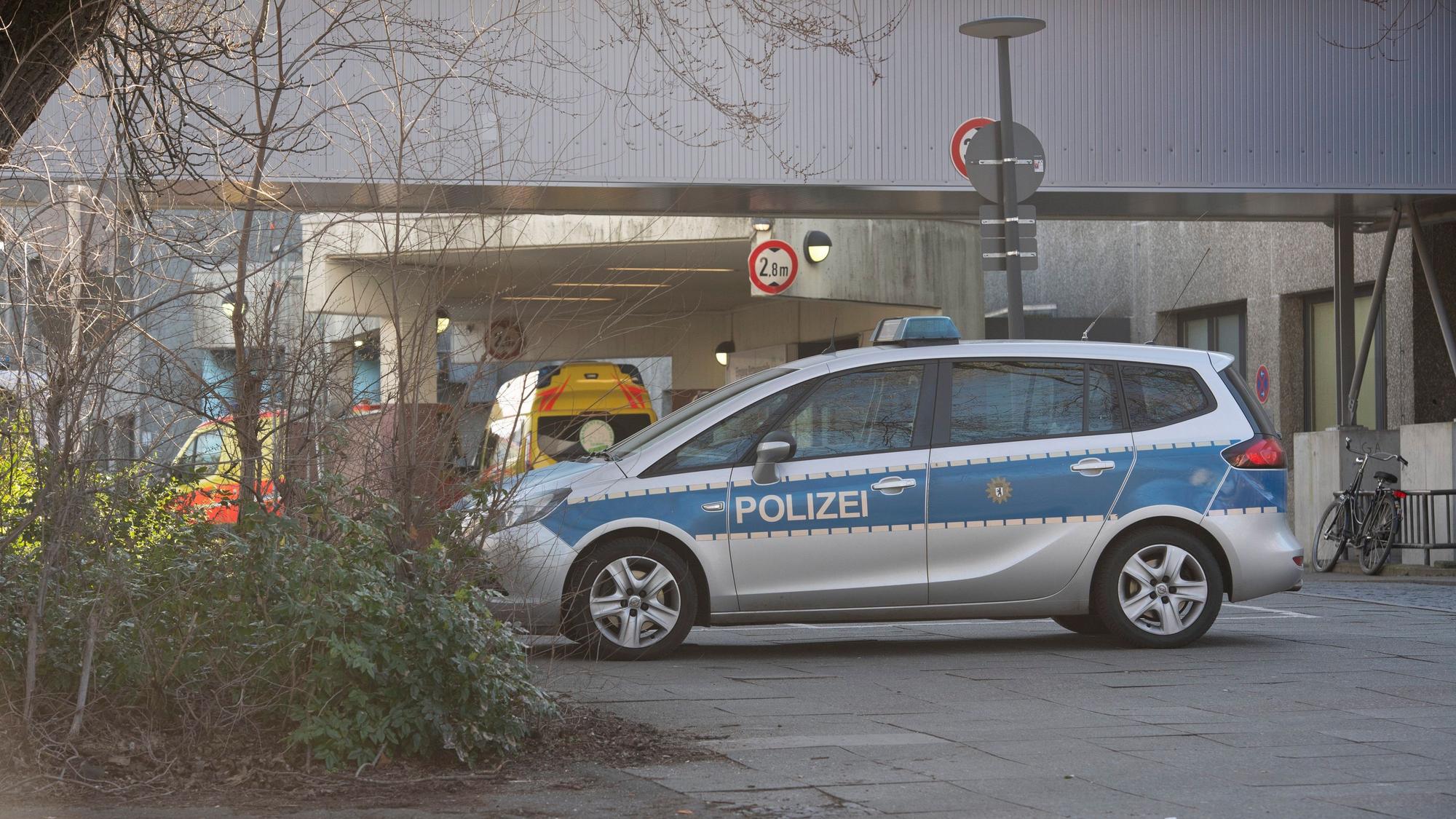 Berlin: Ein Polizeiauto steht an der Zufahrt zur Rettungsstelle am Urban-Krankenhaus. Beamte der Berliner Polizei haben am Samstagabend die Notaufnahme des Urban-Krankenhauses in Kreuzberg bewacht.