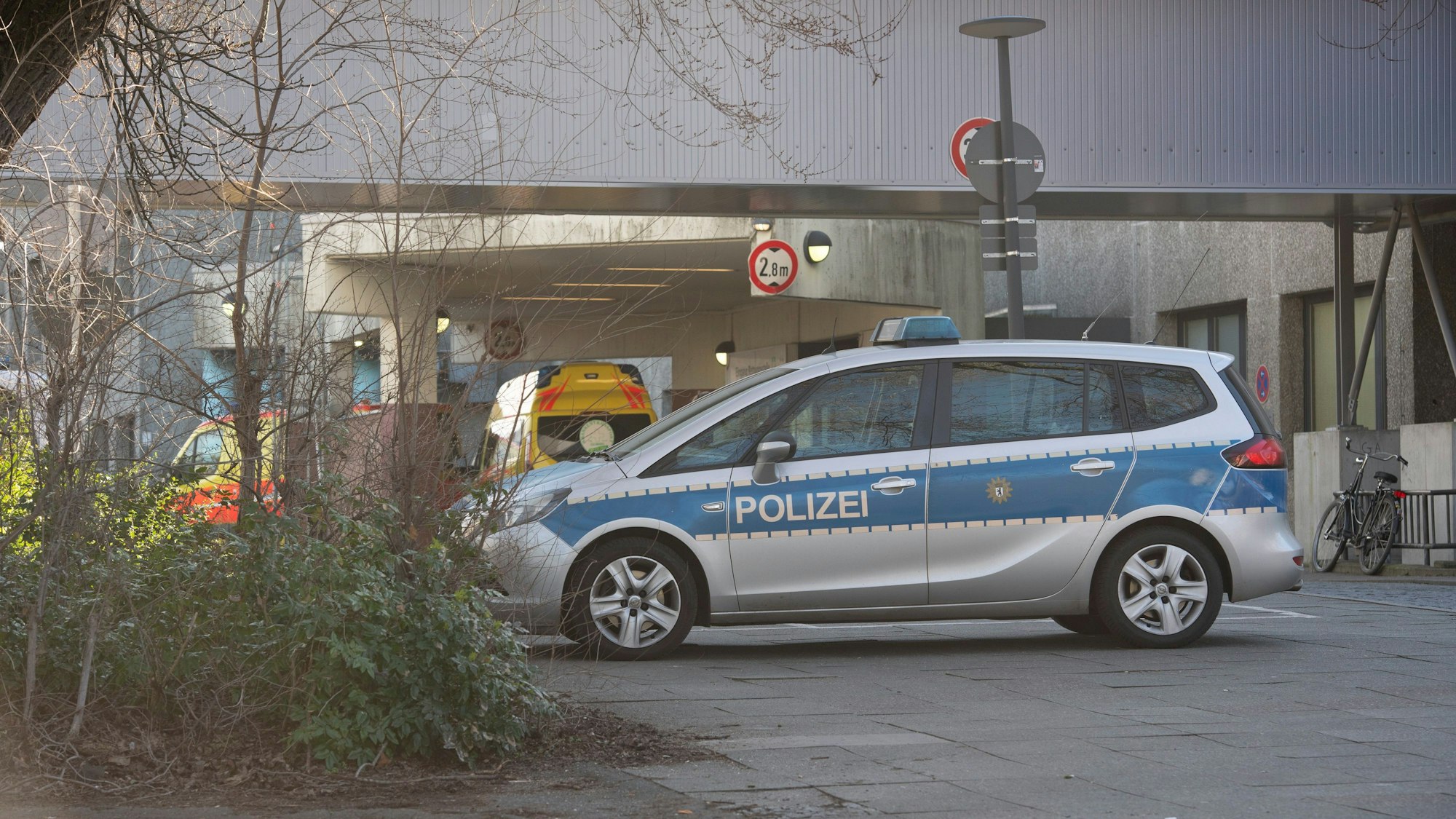 Berlin: Ein Polizeiauto steht an der Zufahrt zur Rettungsstelle am Urban-Krankenhaus. Beamte der Berliner Polizei haben am Samstagabend die Notaufnahme des Urban-Krankenhauses in Kreuzberg bewacht.
