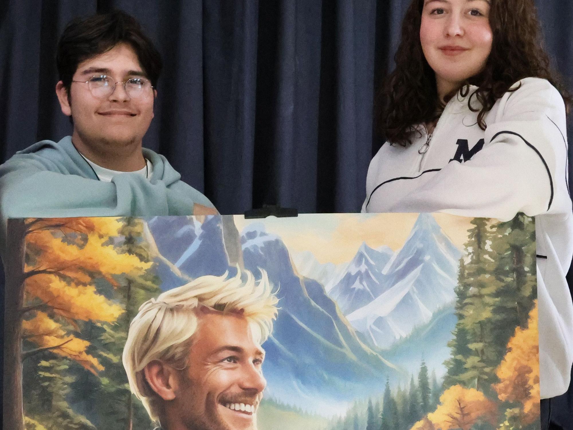 Alexandru und Hannah posieren mit ihrem KI-Foto. Darauf ist ein blonder Mann in einer herbstlichen Natur-Idylle zu sehen.