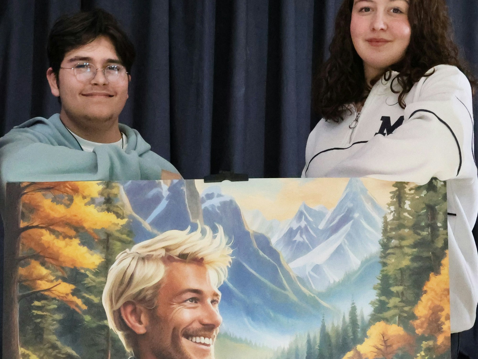 Alexandru und Hannah posieren mit ihrem KI-Foto. Darauf ist ein blonder Mann in einer herbstlichen Natur-Idylle zu sehen.