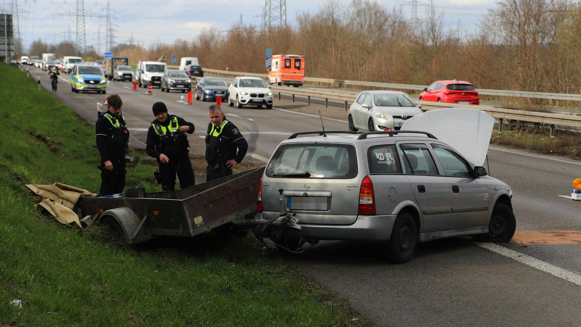 Ein 35 Jahre alter Autofahrer aus Eitorf verlor auf der A 560 die Kontrolle über sein Gespann. Auf dem Anhänger waren alte Batterien geladen.