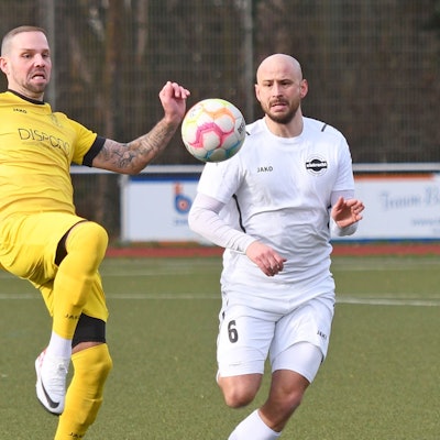 Der Endenicher Jakub Merlan-Jarecki (links) tritt nach dem Ball.