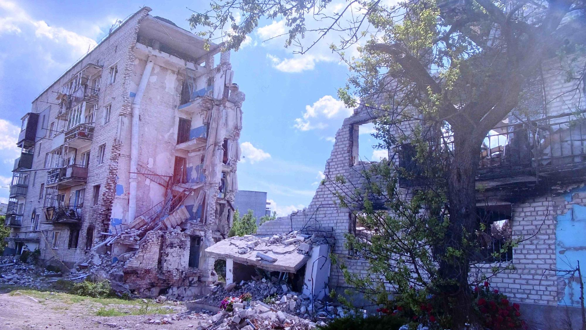 Mit Fotos an Stellwände dokumentierte der Verein "Rheinbach hilft" die Situation der Menschen in der Ukraine und seine Aktivitäten dort.