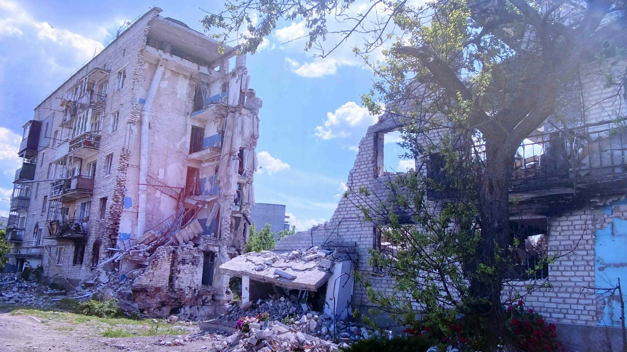 Mit Fotos an Stellwände dokumentierte der Verein "Rheinbach hilft" die Situation der Menschen in der Ukraine und seine Aktivitäten dort.