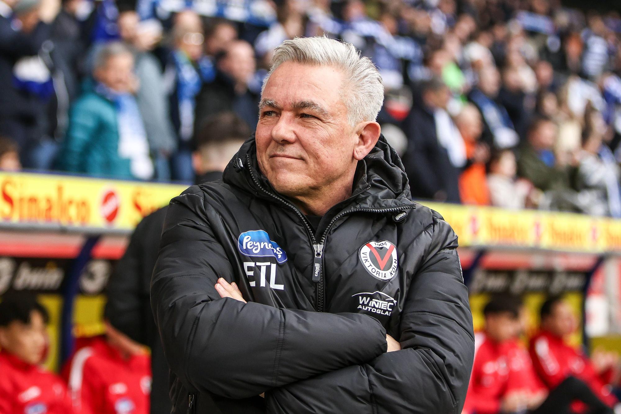 Fussball, 3.Liga Saison 2023/24 26.Spieltag MSV Duisburg - FC Viktoria Köln 17.02.2024, schauinsland-reisen-arena Olaf Janßen Trainer Köln Duisburg schauinsland-reisen-arena Nordrhein-Westfahlen Deutschland *** Sports, Football, 3 Liga Season 2023 24 26 Matchday MSV Duisburg FC Viktoria Köln 17 02 2024, schauinsland reisen arena Olaf Janßen Coach Köln Duisburg schauinsland reisen arena Nordrhein Westfahlen Germany