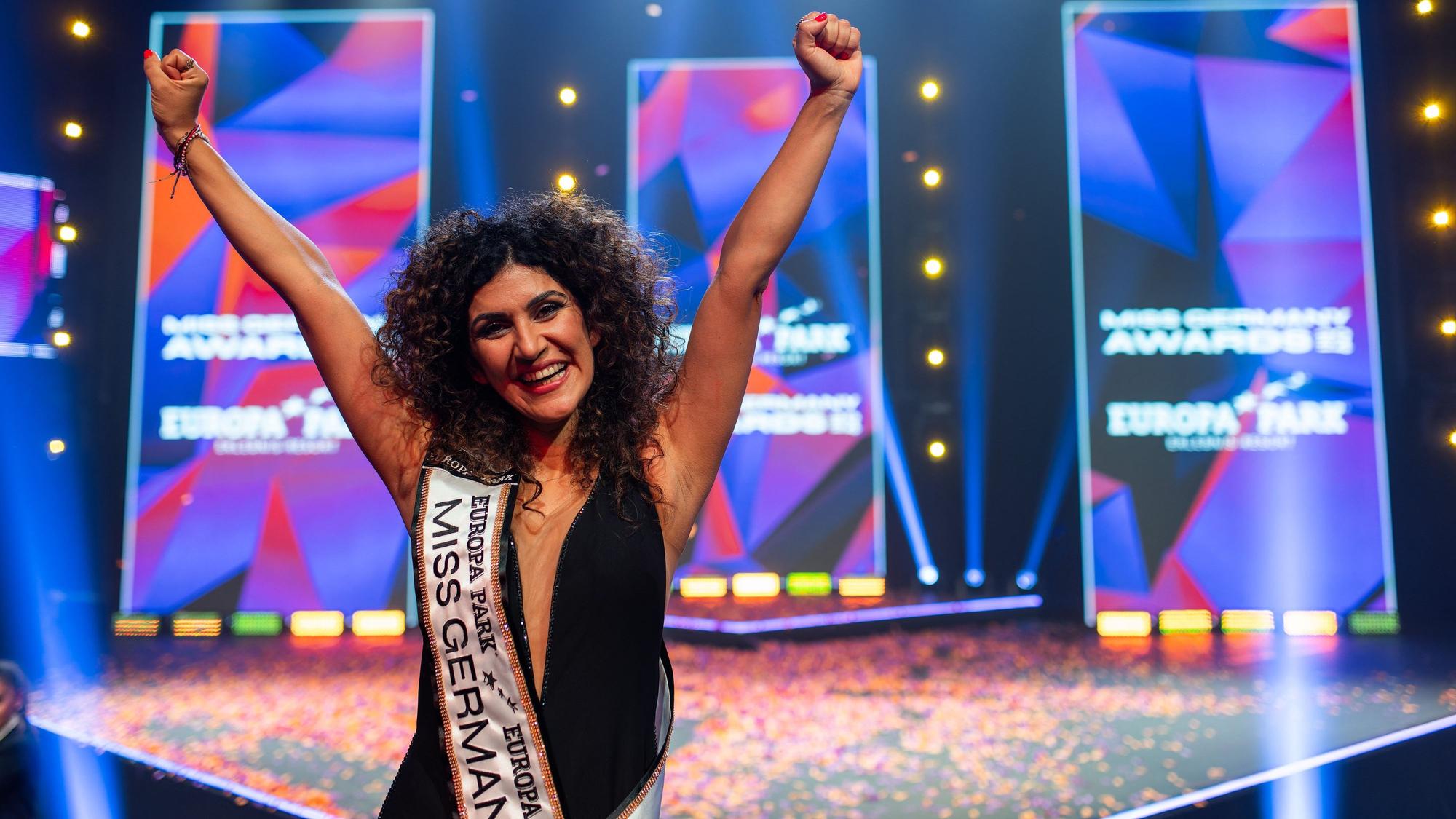 24.02.2024, Baden-Württemberg, Rust: Apameh Schönauer steht auf der Bühne und feiert ihren Titelgewinn als Miss Germany 2024.