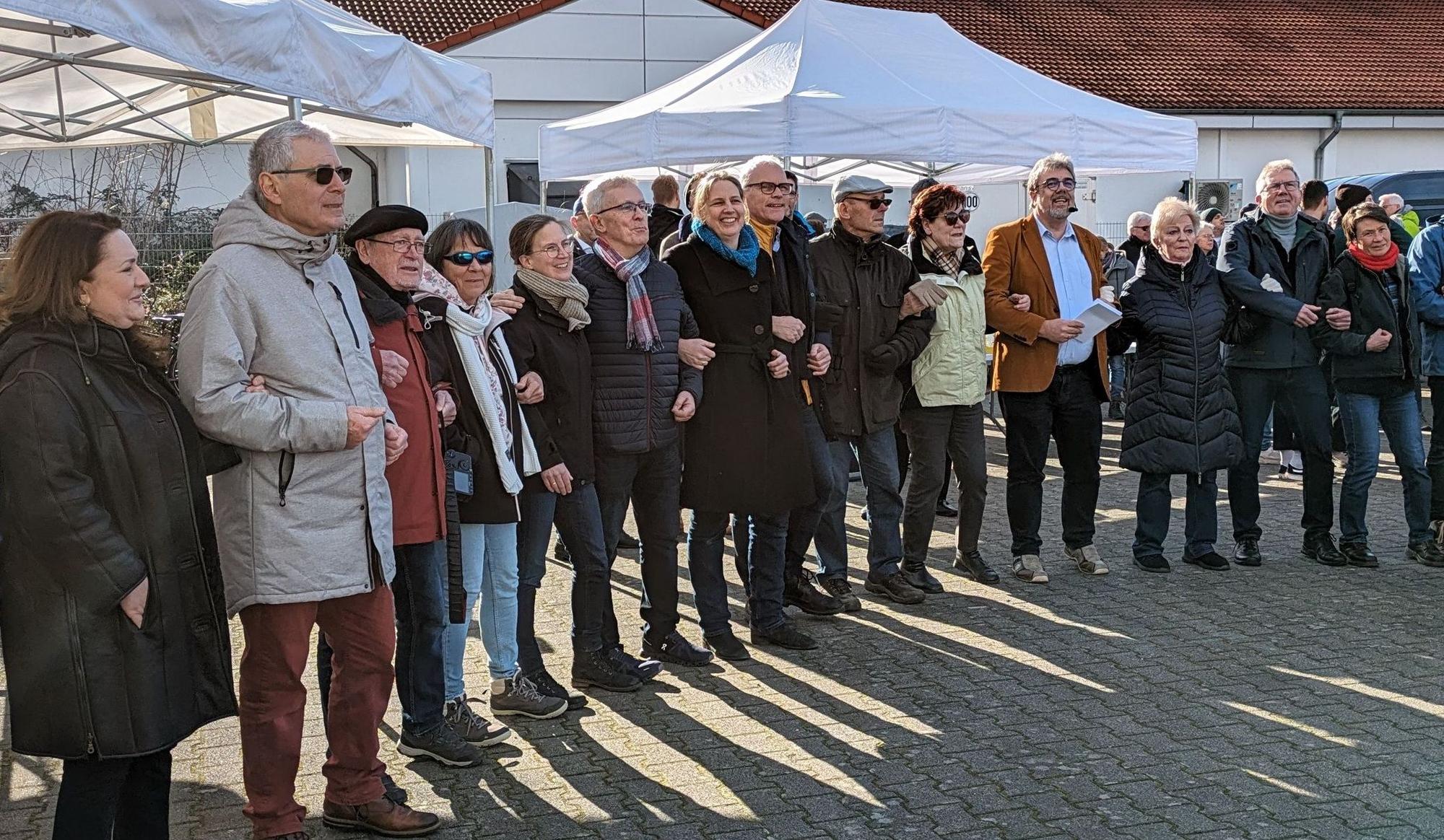 Die Organisatioren schunkelten gemeinsam mit Vertretern aus Politik und Verwaltung zum "Veedel-Lied" der Bläck Fööss.