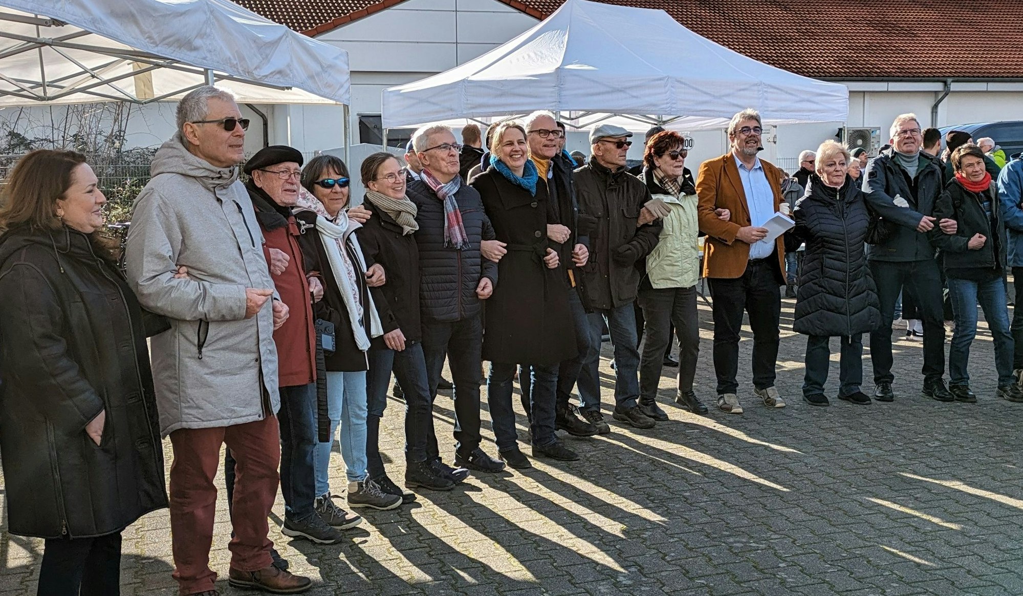 Die Organisatioren schunkelten gemeinsam mit Vertretern aus Politik und Verwaltung zum "Veedel-Lied" der Bläck Fööss.