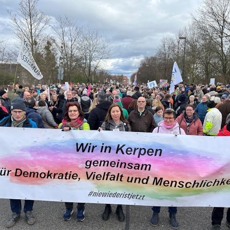 Der eindrucksvolle Demonstrationszug setzte sich vor dem Kerpener Europagymnasium in Bewegung.