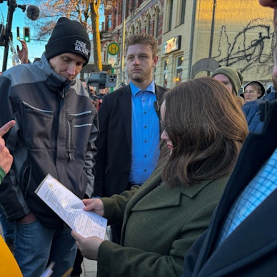 Ricarda Lang ist in Magdeburg erneut von wütenden Bauern angegriffen worden. Zuvor hatte sie das Gespräch mit Martin Dippe (l.), Präsident des Bauernbundes Sachsen-Anhalt, gesucht.