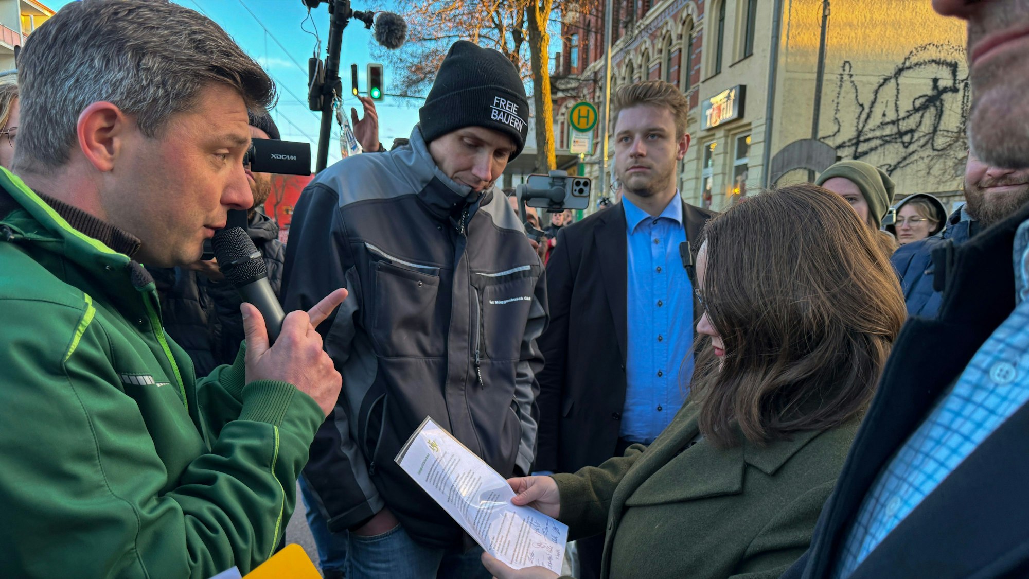 Ricarda Lang ist in Magdeburg erneut von wütenden Bauern angegriffen worden. Zuvor hatte sie das Gespräch mit Martin Dippe (l.), Präsident des Bauernbundes Sachsen-Anhalt, gesucht.