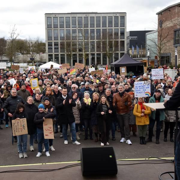Prallgefüllt war am Sonntag das Steinmüllergelände in Gummersbach. Laut und am Ende sichtlich bewegt, reif auch Gummersbachs Bürgermeister Frank Helmenstein zu Solidarität auf (rechts im Foto).