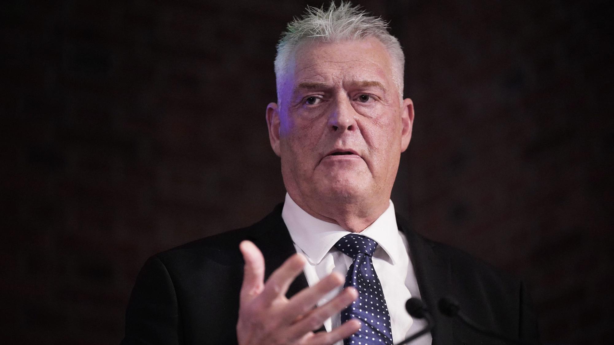 ARCHIV - 06.02.2024, Großbritannien, London: Lee Anderson, Tory-Abgeordneter, spricht bei der Vorstellung der Bewegung für Volkskonservatismus im Emmanuel Centre im Zentrum Londons.