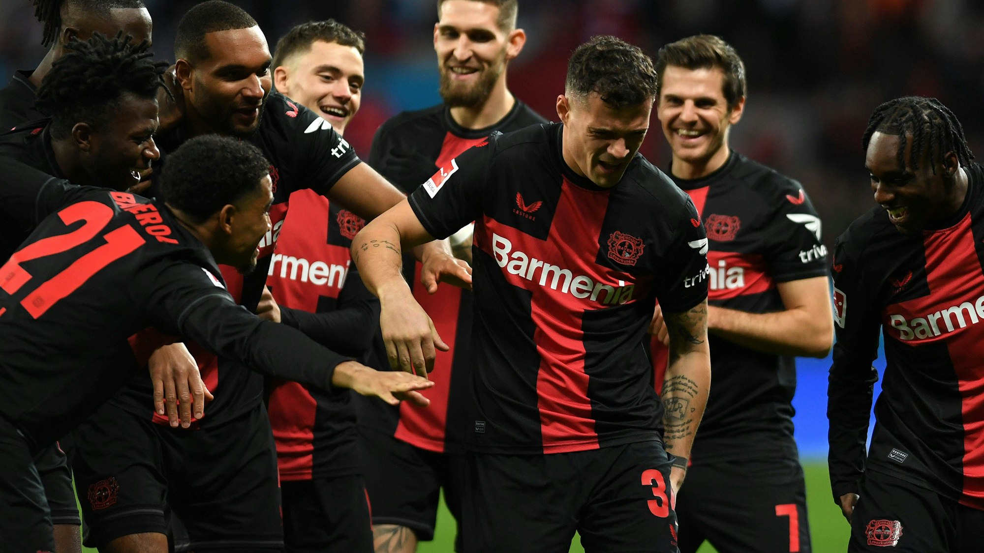 2Granit Xhaka jubelt mit seiner Mannschaft nach dem Treffer zum 1:0 von Leverkusen gegen Mainz.