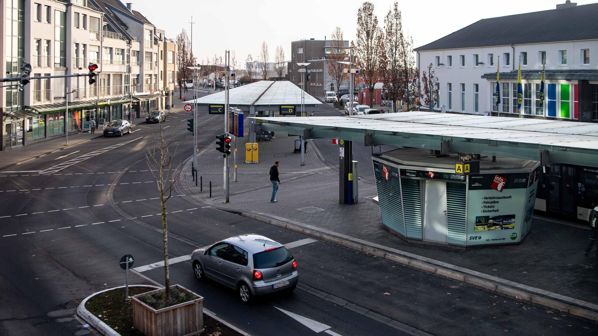 Auf der rechten Seite des Bildes sind der Bahnhofsvorplatz und ein Teil des Bahnhofsgebäudes in Euskirchen zu sehen.