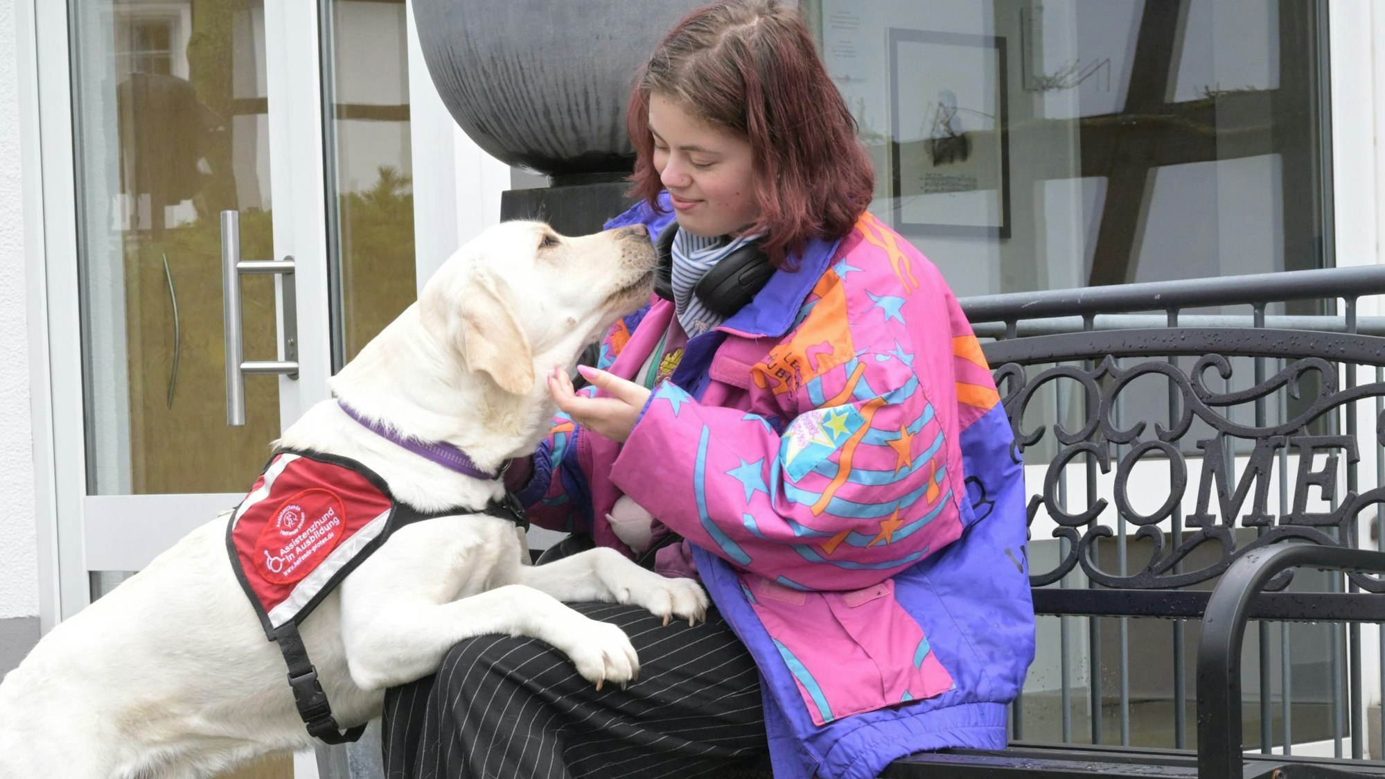 Assistenzhunde-Training: Lotte übt in Bensberg mit ihrem Hund Felipe, wie er sie beruhigen kann. Die junge Frau ist Autistin.