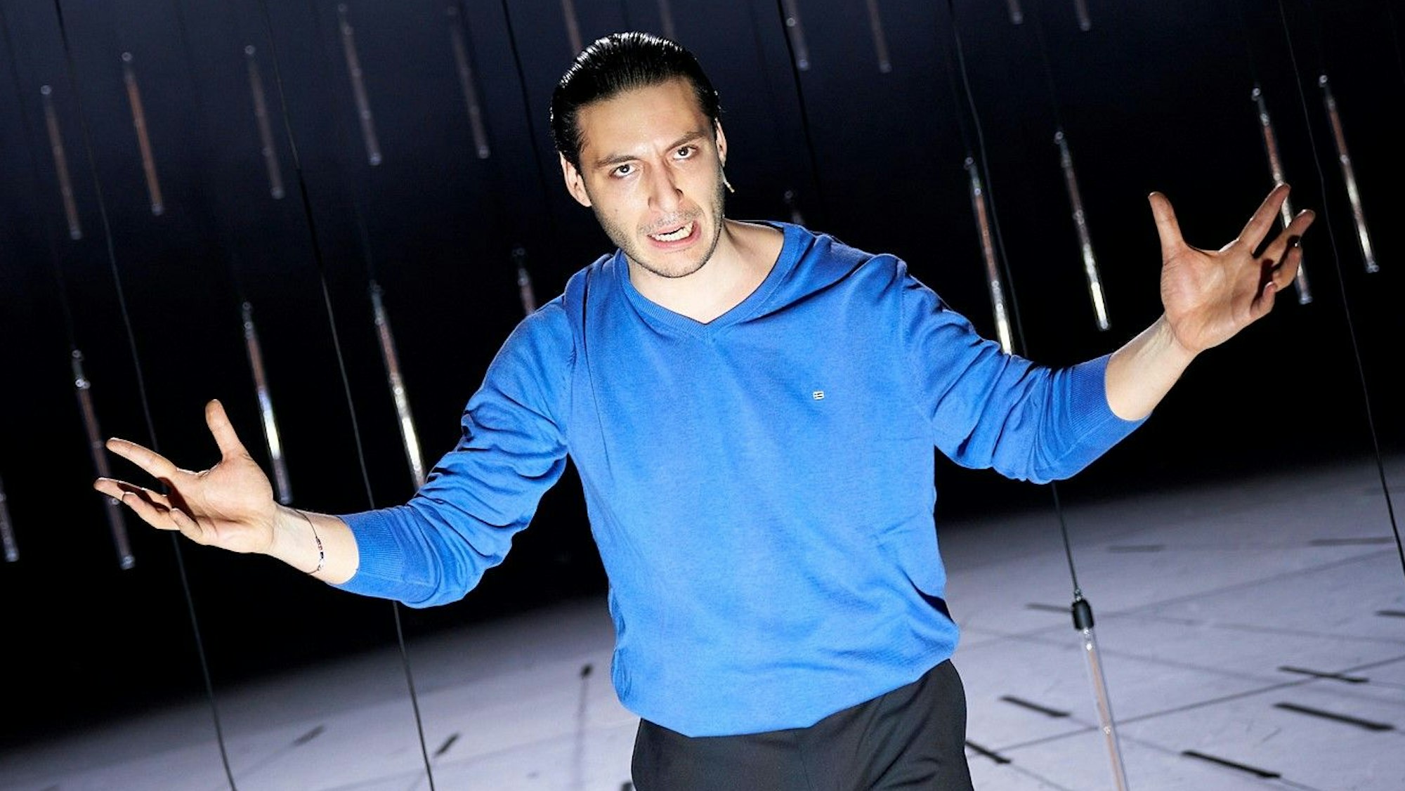 Akıns Traum
vom Osmanischen Reich
von Akın Emanuel Şipal
Regie: Stefan Bachmann
Regie: Stefan Bachmann
Bühne: Olaf Altmann
Kostüme: Adriana Braga Peretzki
Musikalische Leitung & Komposition: Sven Kaiser
Choreografie & Körperarbeit: Sabina Perry
Licht: Jan Steinfatt
Dramaturgie: Lea Goebel
Foto: Tommy Hetzel