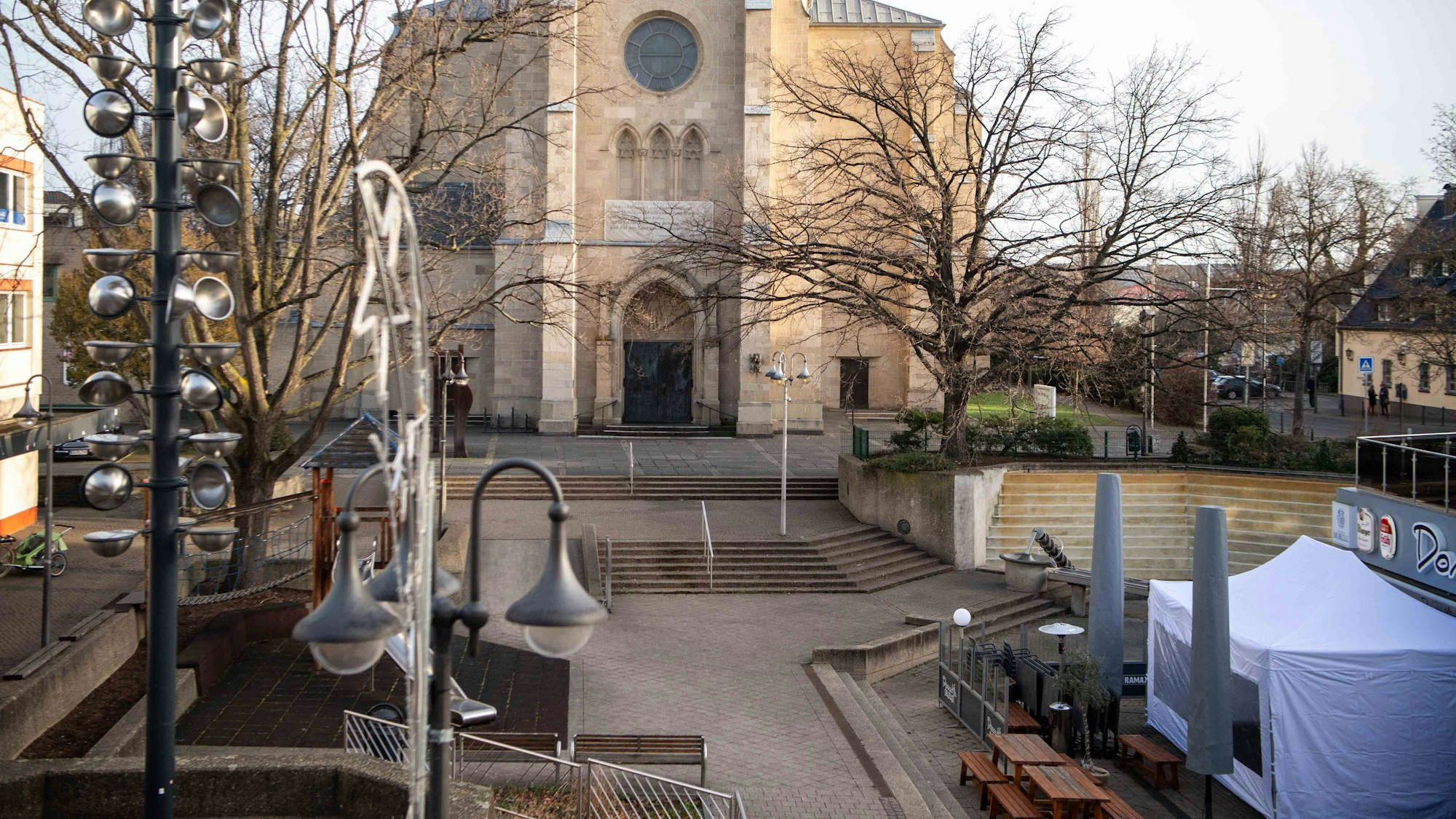 Das Bild zeigt den Herz-Jesu-Vorplatz heute.