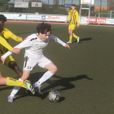 Der TuS Mondorf um Ioannis Simeonidis (rechts) muss einen bitteren Rückschlag im Abstiegskampf hinnehmen.