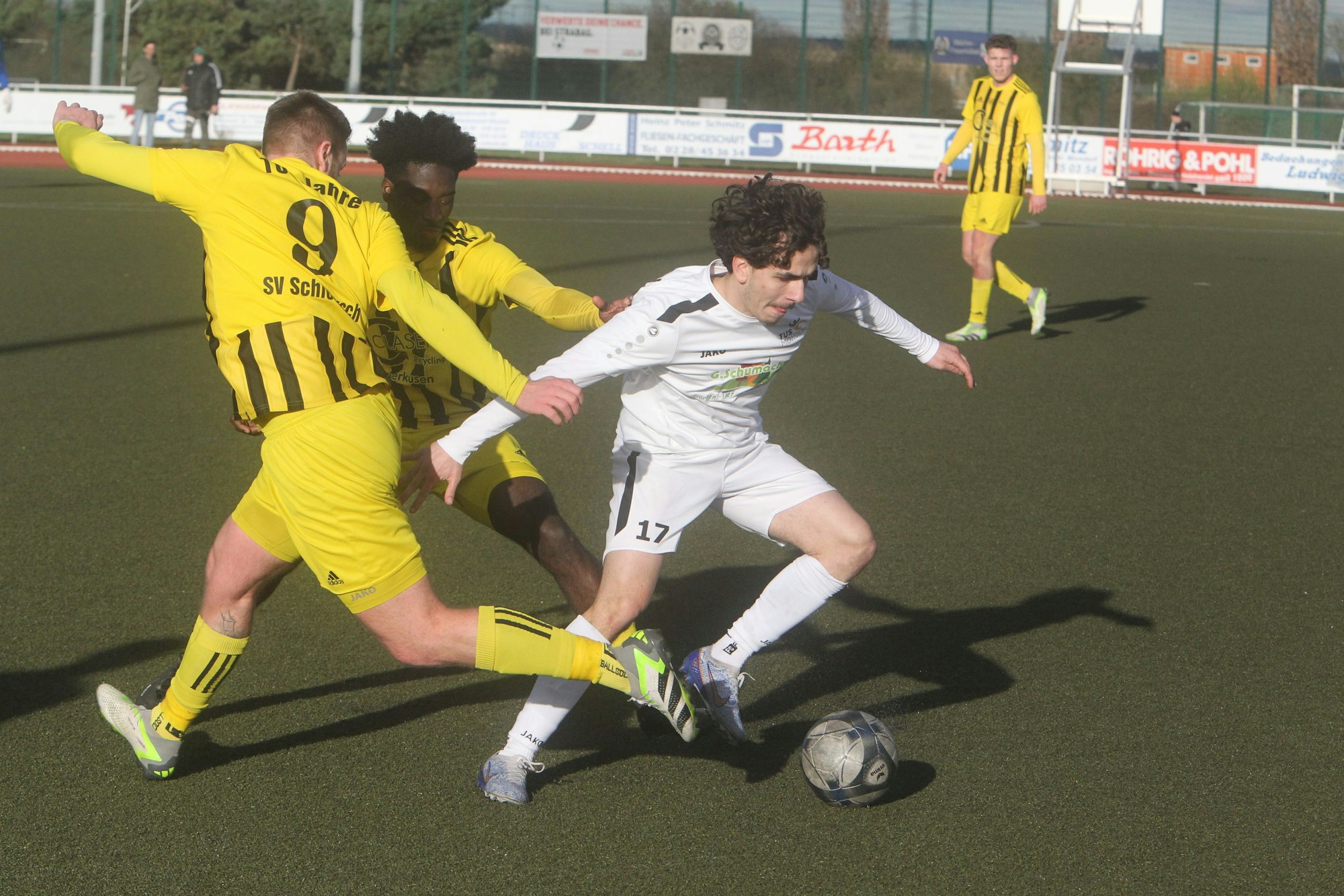 Der TuS Mondorf um Ioannis Simeonidis (rechts) muss einen bitteren Rückschlag im Abstiegskampf hinnehmen.
