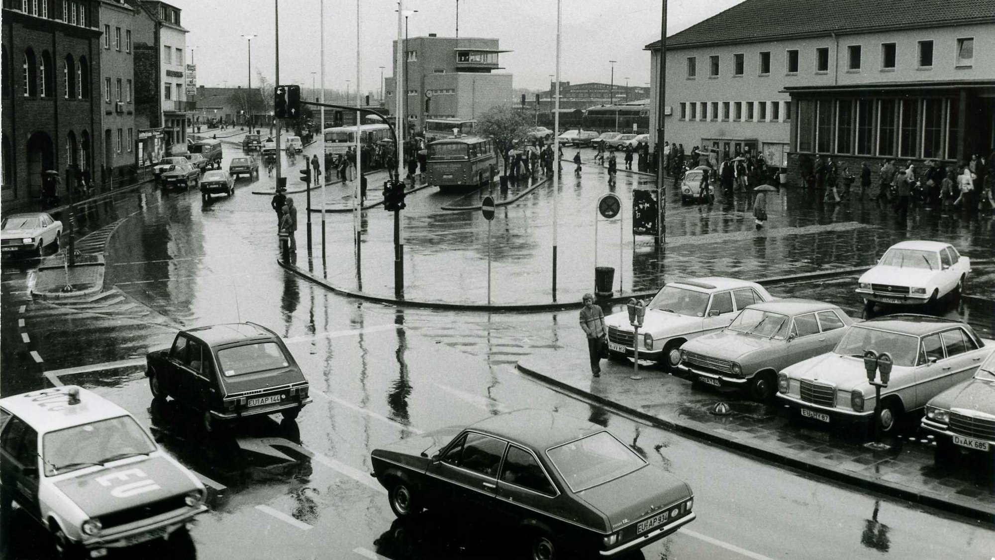 Das Bild zeigt den Vorplatz des Bahnhofs. Im Vordergrund fährt ein Polizeiauto.