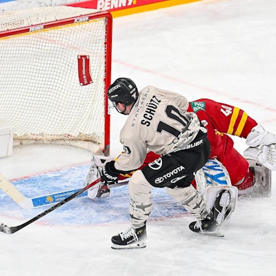 Eishockey DEL - 49. Spieltag: Düsseldorfer EG vs Kölner Haie am 25.02.2024 im PSD Bank Dome in Düsseldorf Tor zum 0:1 durch Kölns Justin Schütz Nr.10