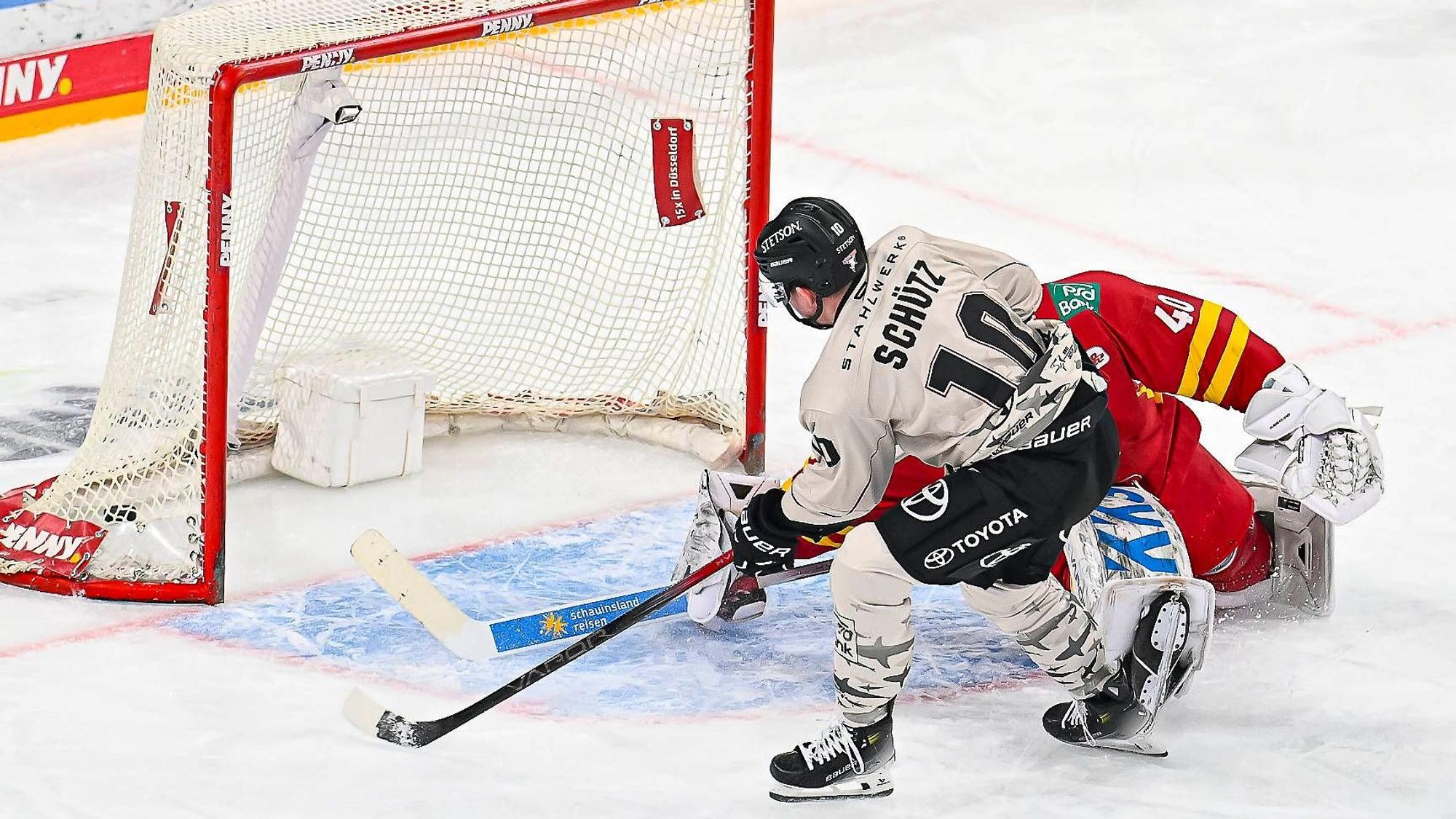 Eishockey DEL - 49. Spieltag: Düsseldorfer EG vs Kölner Haie am 25.02.2024 im PSD Bank Dome in Düsseldorf Tor zum 0:1 durch Kölns Justin Schütz Nr.10