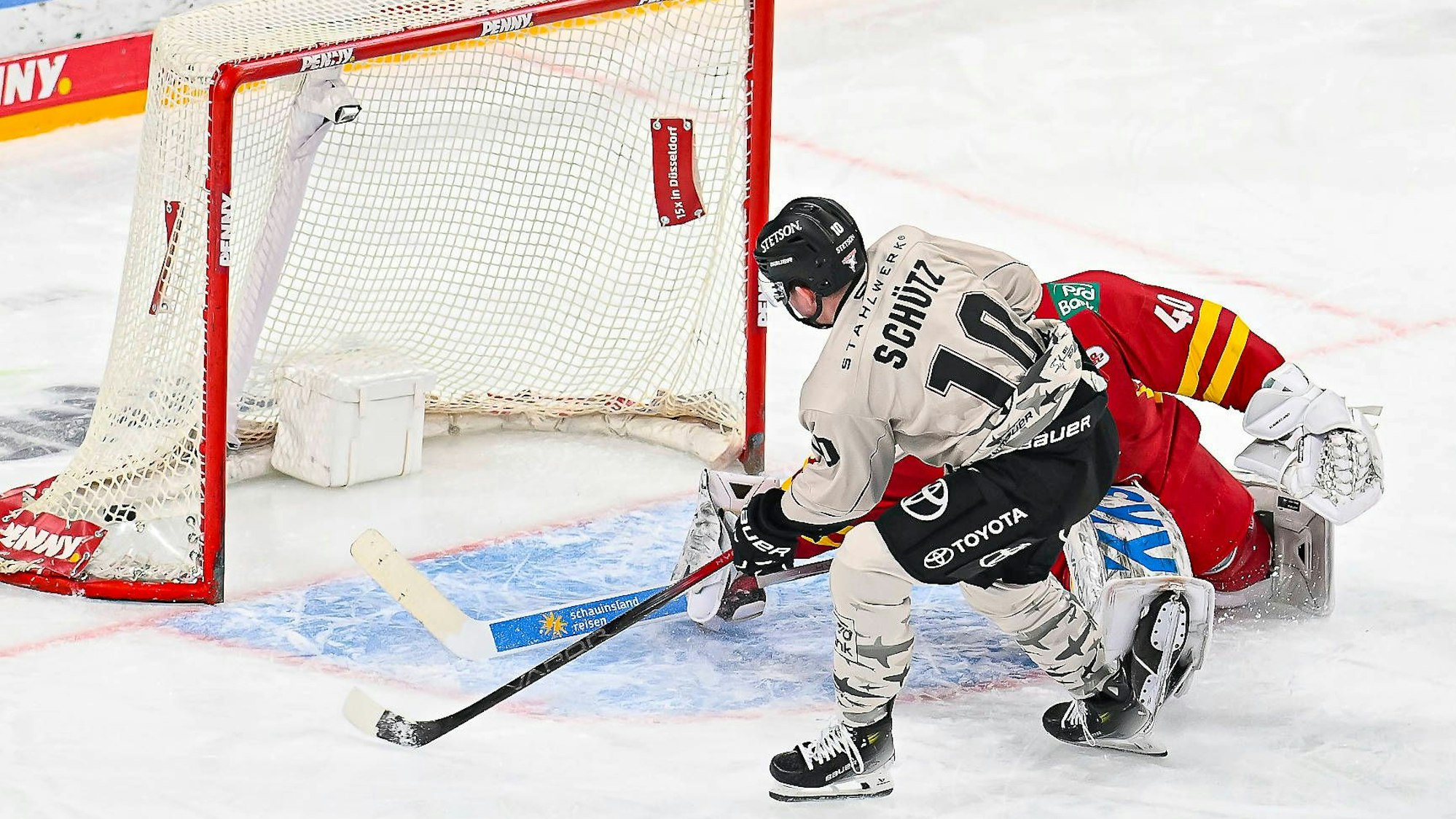 Eishockey DEL - 49. Spieltag: Düsseldorfer EG vs Kölner Haie am 25.02.2024 im PSD Bank Dome in Düsseldorf Tor zum 0:1 durch Kölns Justin Schütz Nr.10