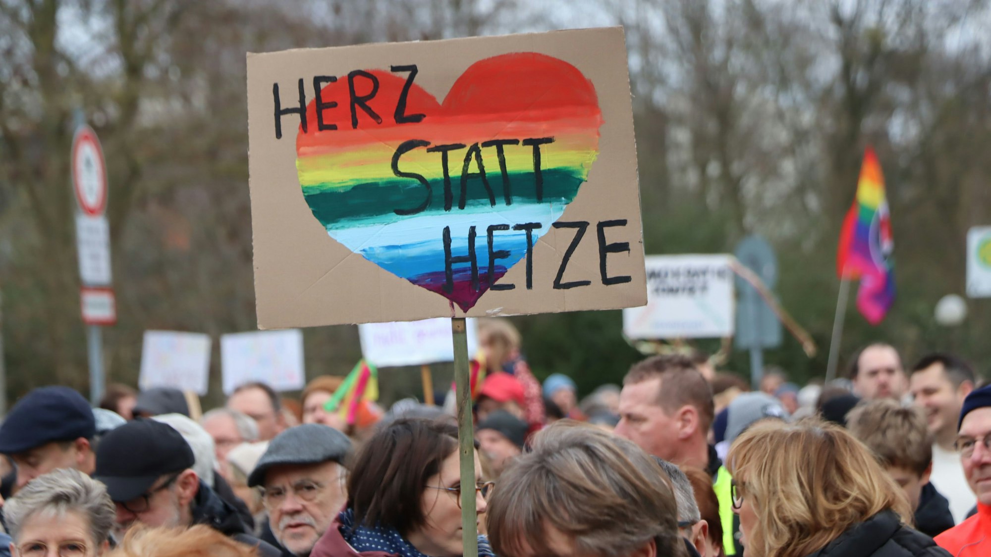 Auf dem Bild sind Demonstranten zu sehen.
